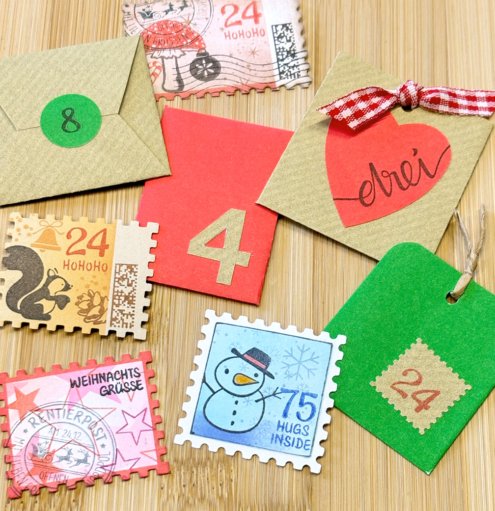 einige Beispiel-Briefmarken und Verpackungen für den Adventskalender 2026