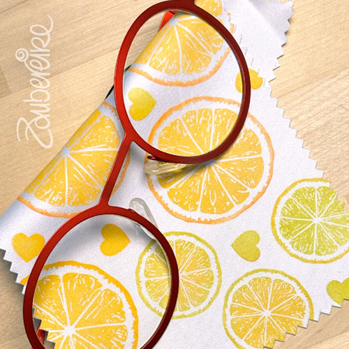 mit Citrusfrüchten bestempeltes Brillenputztuch