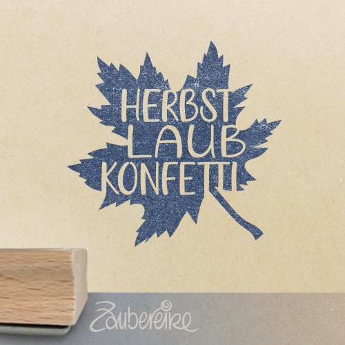 textstempel Textstempel in negativen Versalien auf einem Ahornblatt